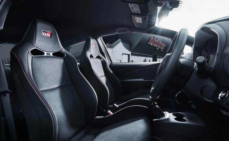 Интерьер Toyota Vitz GRMN (P130) 2017 года  (фото 10 из 10)